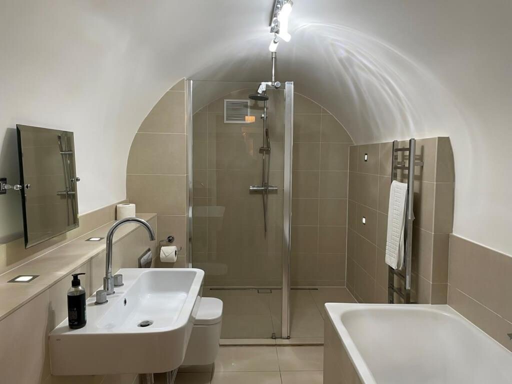 Beautiful 3 Bed Basement Flat With Garden Lejlighed Bath Eksteriør billede