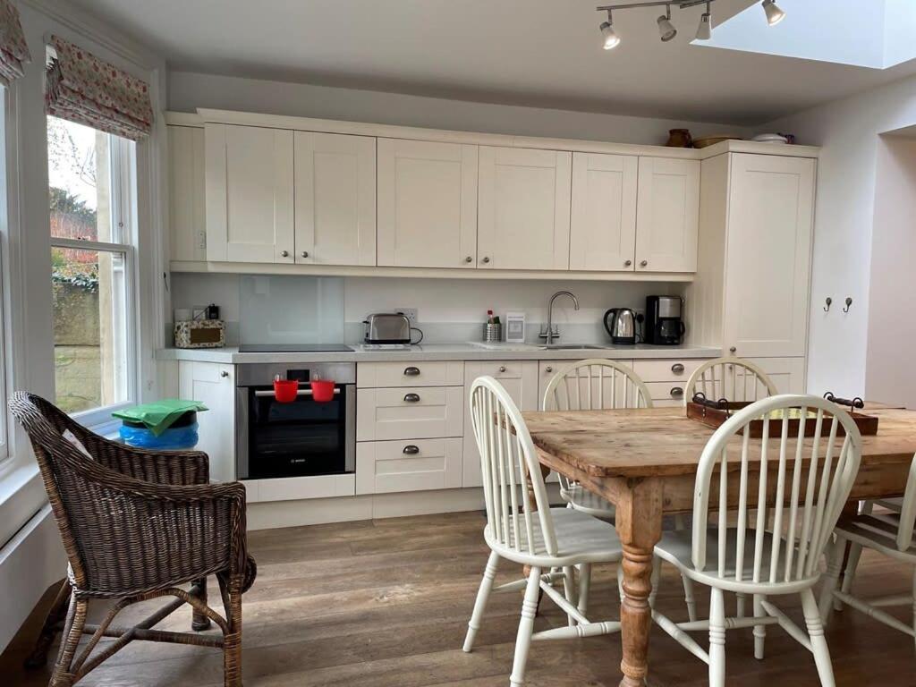 Beautiful 3 Bed Basement Flat With Garden Lejlighed Bath Eksteriør billede