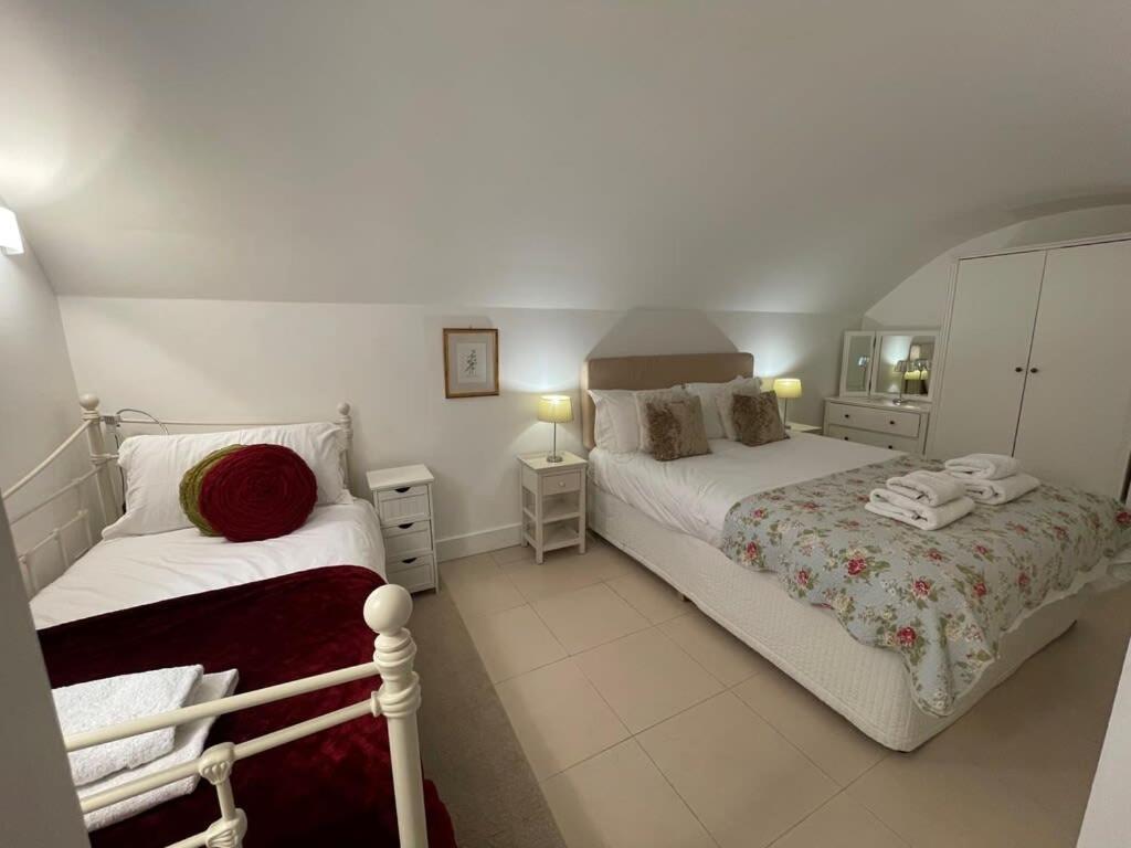 Beautiful 3 Bed Basement Flat With Garden Lejlighed Bath Eksteriør billede